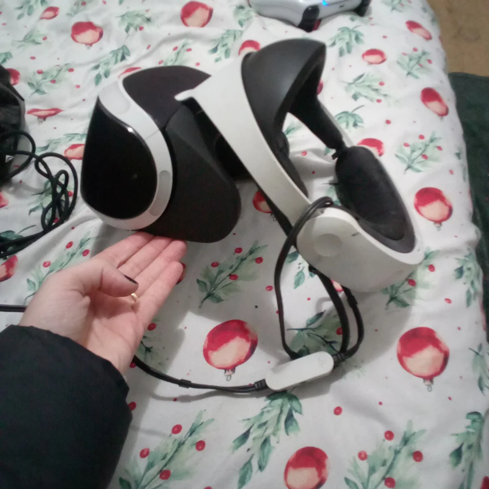 PS4 VR Headset And Controllers